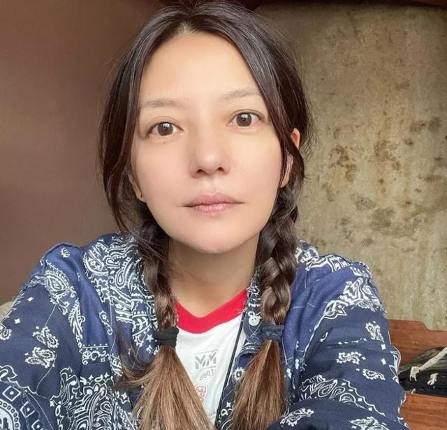 魏启颖：女儿赵薇被封杀，丈夫骤然离世，儿子被前妻卷走几亿财富