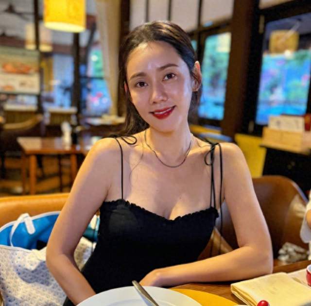 被秋瓷炫的4套风格穿搭惊艳：从微醺性感 to 知性高知展现时尚魅力