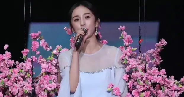 杨幂早年跨年晚会的舞台生图，状态太能打了！ ???