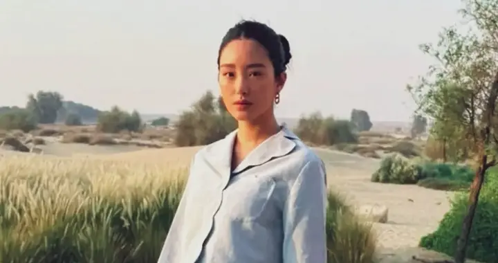 杨采钰沙漠炫富，爱马仕凉鞋配萝卜腿，网友炸锅：贵妇也翻车？