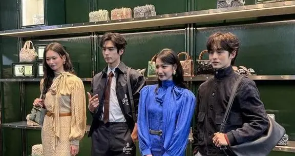 王楚然本人脸很小，五官好看极了气质很成熟，不像26岁的青年！