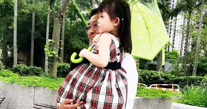 67岁尔冬升回港带娃，9岁Teresa比心好可爱，神似78岁伯父姜大卫