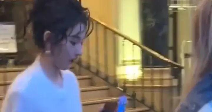 宋祖儿街头被偶遇，穿超短裙露出安全裤，走路姿势像外星人好怪异