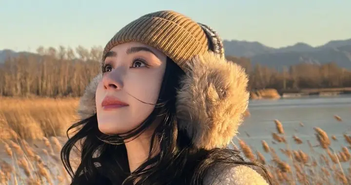 钟欣潼迎风飘扬