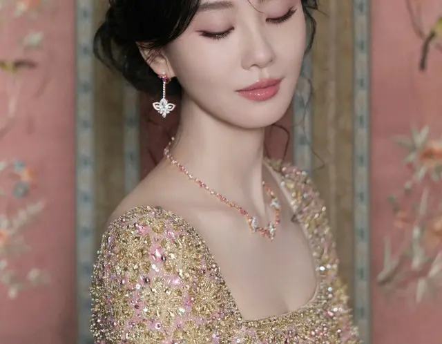 刘诗诗戴非遗绢花，东方大美人