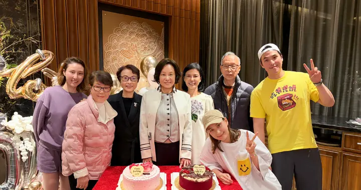 何超莲晒照为妈妈庆生！73岁三太好年轻，窦骁又缺席不被家族认可