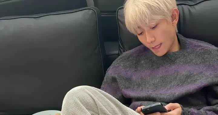 张一山晒过年聚会照，家里大得能跑步，仨发小都有白头发了