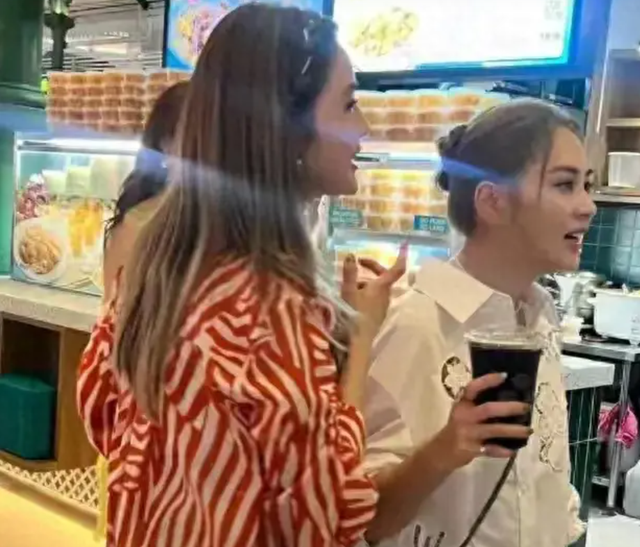 容祖儿和阿娇阿Sa在新加坡被偶遇！容祖儿整体美过阿娇抢眼十足！