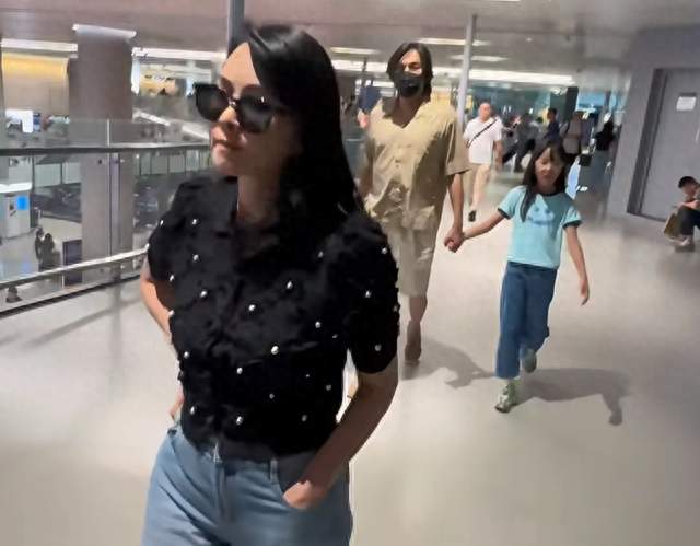 秦昊伊能静一家现身机场，秦昊大腹便便小腿纤细，伊能静十分高冷