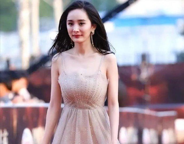 杨幂的穿搭总是能给人惊喜，她的衣品真的越来越好了！