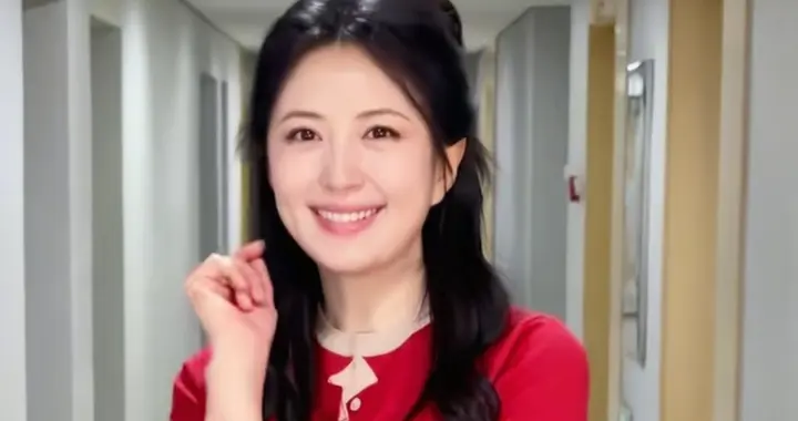 50岁杨童舒新春穿搭：红色开衫+短裤，喜庆时尚，状态好得像30岁