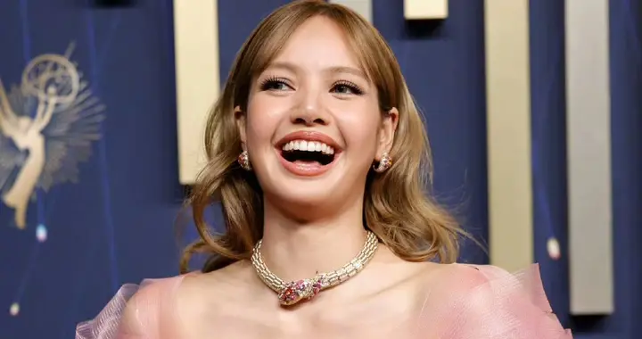 Lisa粉红纱裙亮相红毯，她笑容甜美尽显优雅魅力，真完全女神降临