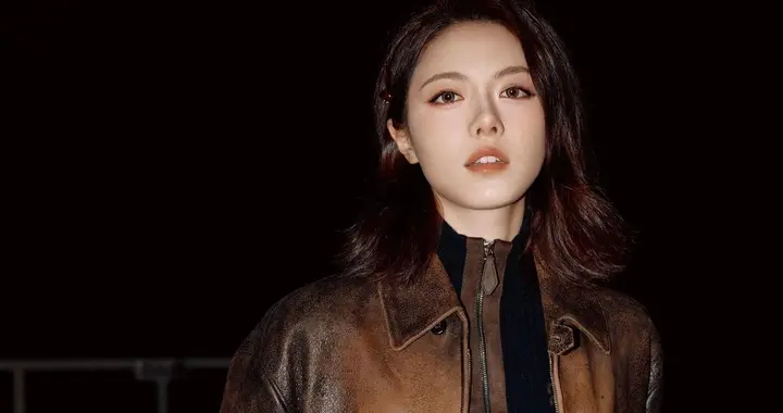 赵今麦出发巴黎时装周，摇滚皮衣搭配绿格百褶裙造型，优雅个性