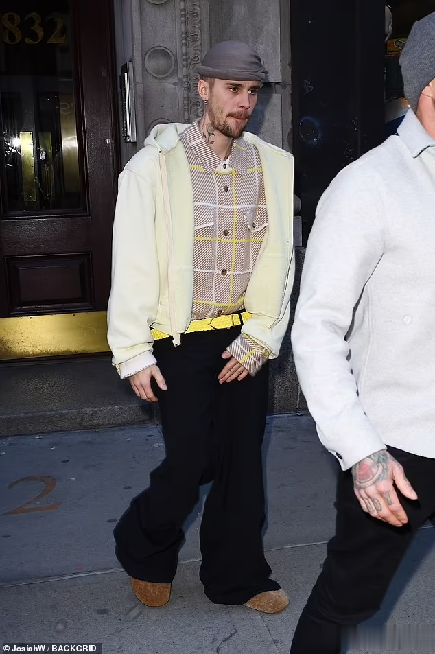 贾斯汀·比伯蓄络腮胡独自出街，裤子只提到一半，看得人真难受