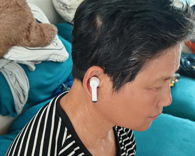 告别“助听器羞耻”！町石tinx助听器隐形如耳机，拾音胜万元