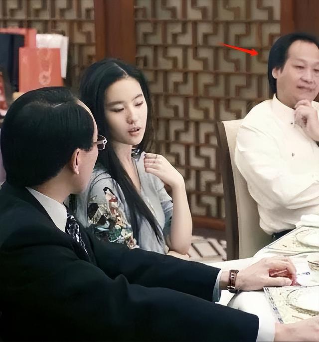 刘亦菲05年和干爹聚餐视频曝光，看完他们的对话，才知绯闻多离谱