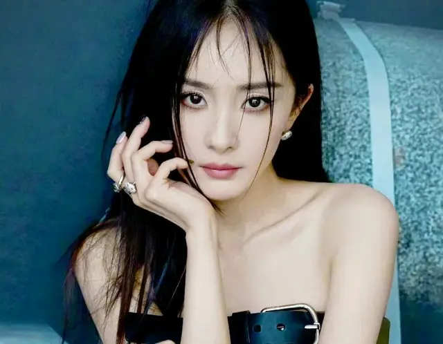 杨幂美图壁纸 杨幂的大长腿太吸睛了