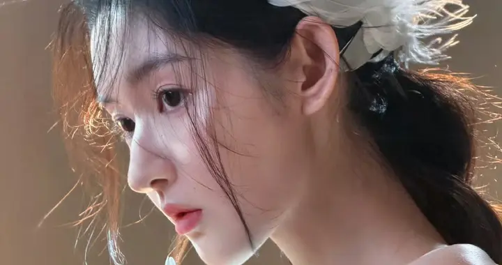 亭亭玉立，舞动光影：王玉雯的形体美学与氛围魅力