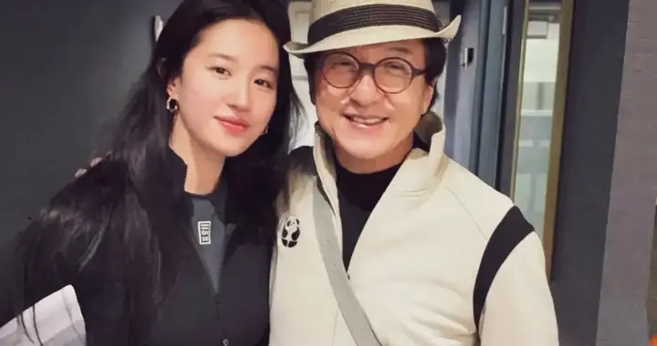 成龙刘亦菲机场偶遇，刘亦菲小鸟腿太抢镜，与成龙举动引热议！