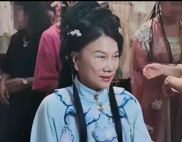 董明珠穿汉服扮少女！网友：被谁忽悠瘸了搞这种妆造！评论区笑死