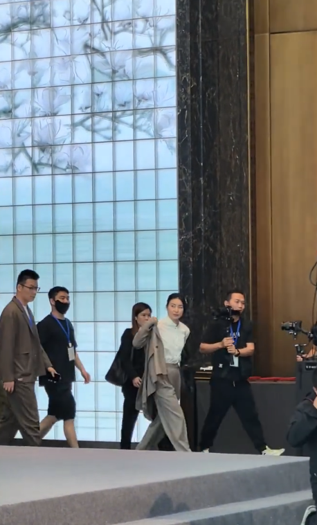 郭晶晶上海参加活动迟到，不停整理衣服显慌乱，衣服不合身引热议