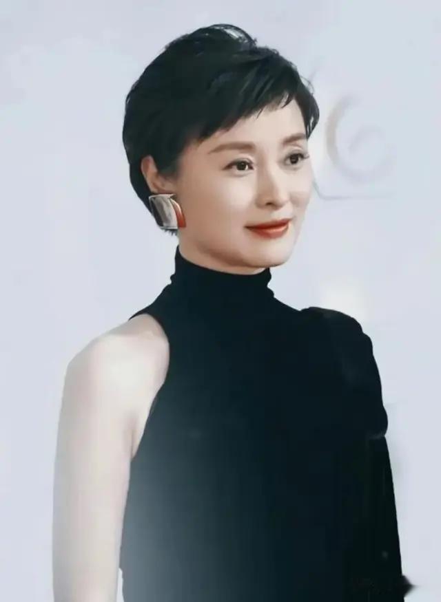 53岁吴越在云南菜市场接地气，红衫黄衣配素颜，嫩得像刚摘的荔枝