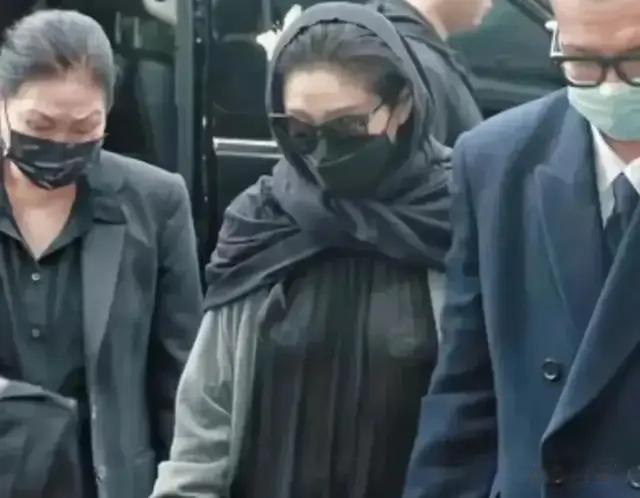 张兰笑死！大S又来送流量！穿前夫买的衣服，牵光头的手