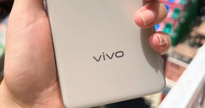 vivo诚意十足，发布三个月跌至1417元，天玑8400+144HZ直屏