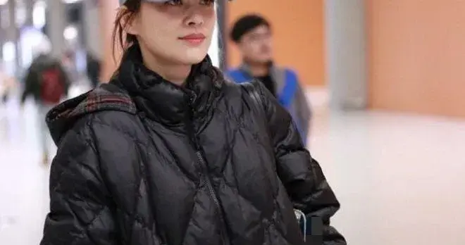 50岁梅婷减肥成功后真时髦！穿菱格羽绒服+棒球帽，减龄不止20岁