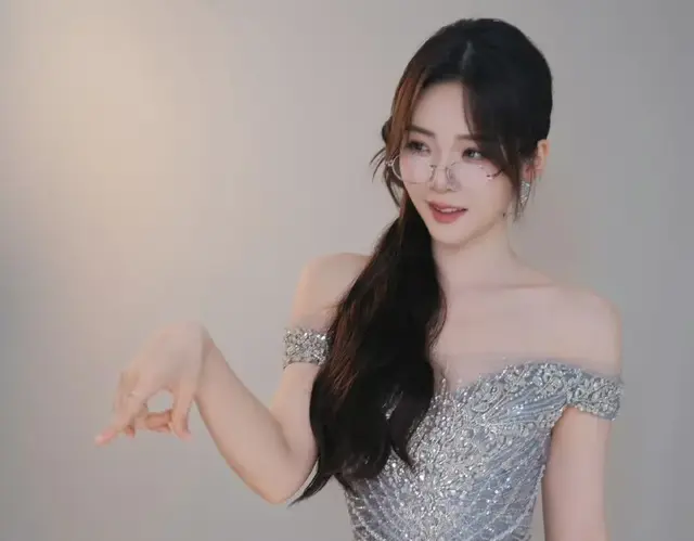 余霜阿姨仿妆张靓颖《九万字》，有过之而无不及，腰臀比绝了