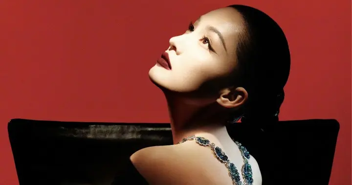 李沁出镜芭莎珠宝十一月刊封面大片，美得好似高贵冷艳的白天鹅