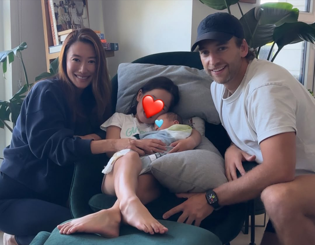 谢婷婷二胎生子晒全家福，6岁Sara抱弟弟好温馨，外籍男友乐开怀