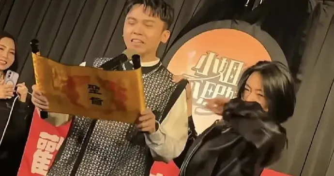 小S又在节目上放飞自我，动作夸张，只是看着难免让人觉得心酸