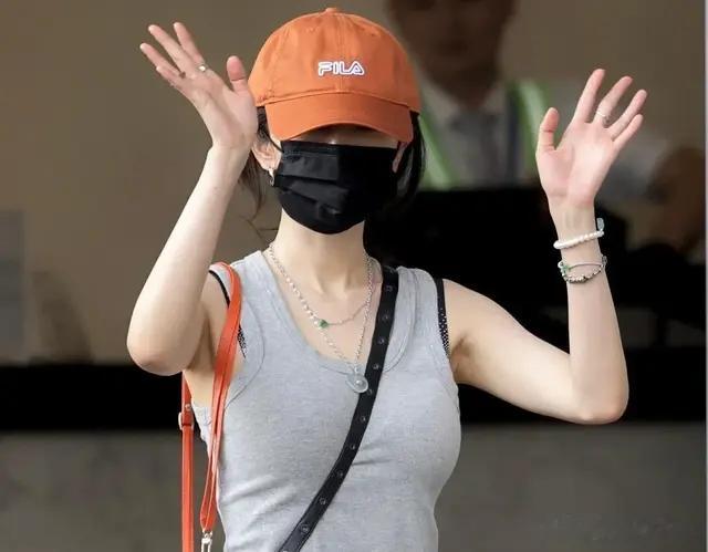 杨幂杭州机场出发照，鸭舌帽搭配背心和阔腿裤，身材管理太棒了