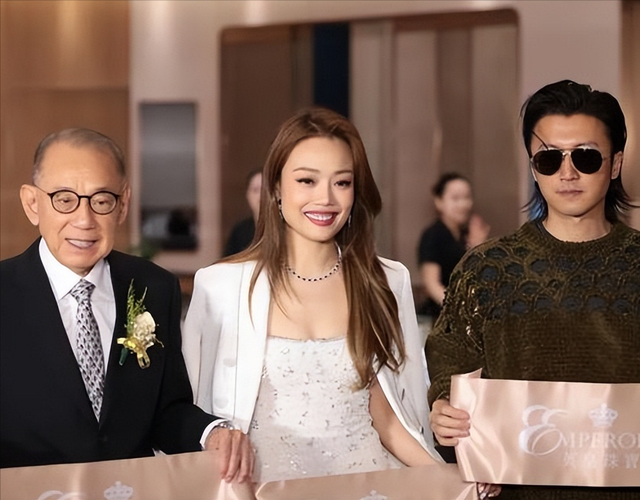 英皇突传噩耗！166亿巨债仅为冰山一角，该慌的何止谢霆锋容祖儿