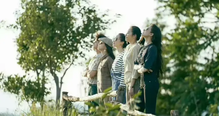 刘亦菲身材总有人说不好，可是合影她却没输过 ???