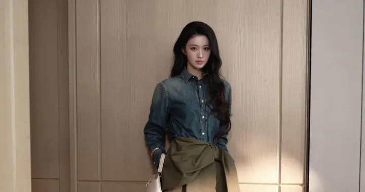 王楚然穿着小短裙在阳光下写真，腿美的格外的耀眼