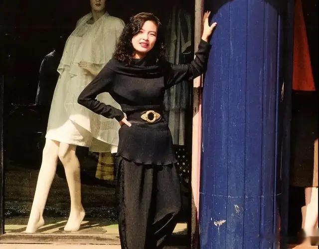 80年代，街头时髦女郎的靓照，头上的“大波浪”是亮点，非常时尚