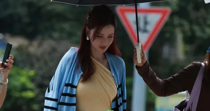 张萌闪耀如她拍摄现场，萌姐发福了这小肚腩像怀孕一样！