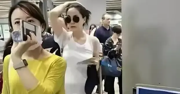 王菲机场生图状态绝了，松弛又有气场，难怪能让谢霆锋一直倾心