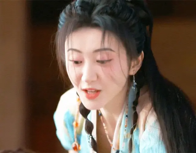 《四海重明》官宣定档，强烈感觉景甜在剧中强行装嫩