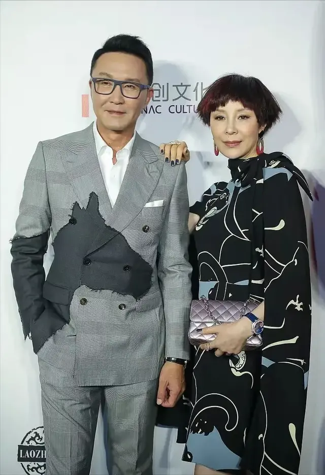 “达康书记”吴刚：找同班岳秀清借300块钱，竟搞定了未来丈母娘