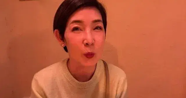 TVB女星60岁生日与昔日经典节目班底饭聚，现场获好友送蛋糕