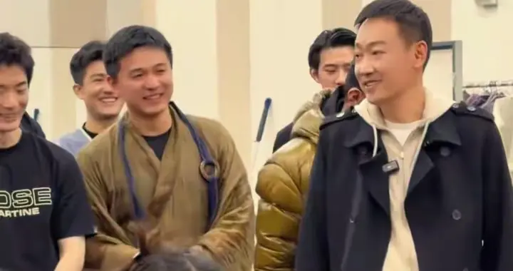 辛柏青重回舞台笑开颜，暖心言传身教新人，尝遍人生百味更懂表演