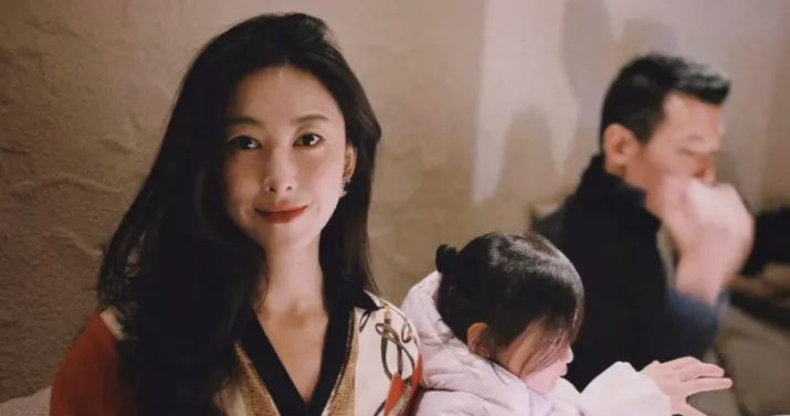 朱珠一家三口和好友聚餐！喝到微醺躺老公怀里，4岁小珠宝玩手机