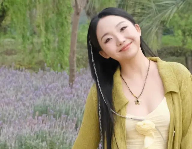 辣目洋子晒近照，瘦成锥子脸韩范十足，笑起来的小梨涡好像佟丽娅