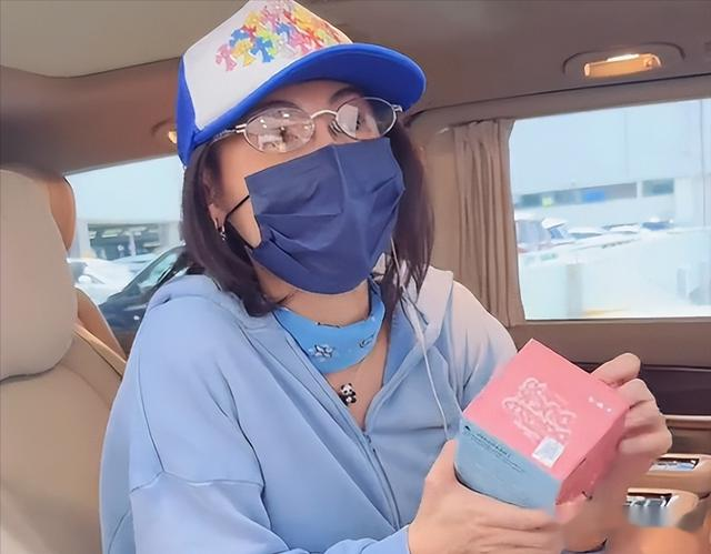 张柏芝现身机场，上身臃肿走形，头发乱成鸡窝，大方送粉丝盲盒