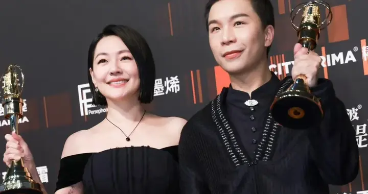 小S穿黑色抹胸裙又白又瘦，姐姐去世8个月第一次公开露面，美爆了