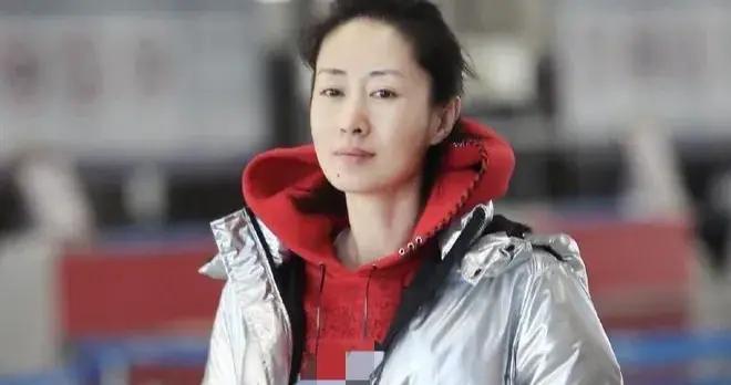 刘敏涛的中年穿搭真年轻！羽绒服+连帽卫衣+牛仔裤，减龄又时髦