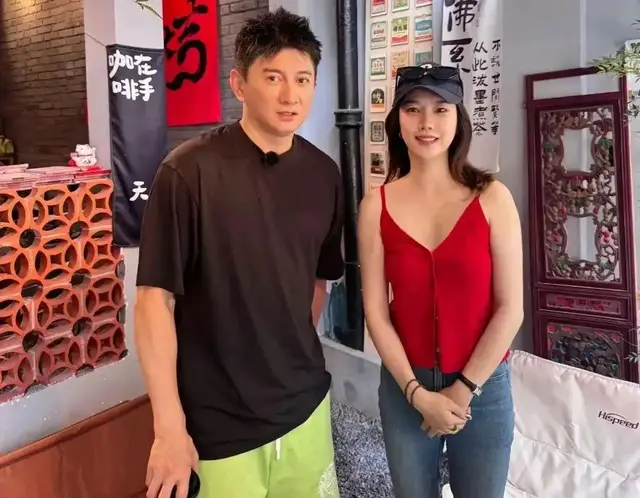 54岁吴奇隆现身厦门，和奥运冠军邢傲伟喝下午茶，脸上圆润了不少